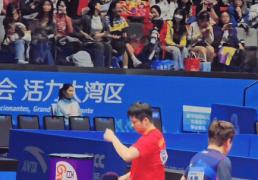 开云平台-知(zhī)行合一 谁是樊振東(dōng)最好的场外指導(dǎo) 樊振東(dōng)除了指導(dǎo)队友还指導(dǎo)小胖