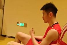 开云体育在线-突发！羽(yǔ)聯(lián)总决賽(sài)李诗沣乘胜追击意外受伤，坐輪(lún)椅離(lí)场中断比(bǐ)賽(sài)！