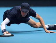 开云下载-中网第(dì)8比賽(sài)日(rì)看点：辛纳决賽(sài)战黑马新星，斯瓦泰克领衔冲八强