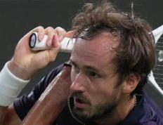 开云平台-梅尔在比(bǐ)赛中不满裁判(pàn)判(pàn)罚，发声抱怨等待纳达尔的经歷(lì)