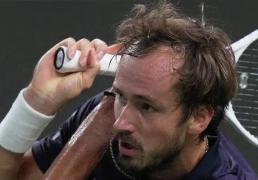 开云平台-梅尔在比(bǐ)赛中不满裁判(pàn)判(pàn)罚，发声抱怨等待纳达尔的经歷(lì)