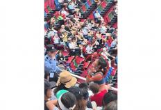 开云体育在线-上海网球大師(shī)赛觀(guān)众高声嘶吼，裁判多次劝阻，保安最终请离