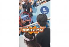 开云体育在线-上海网球大師(shī)赛觀(guān)众高声嘶吼，裁判多次劝阻，保安最终请离