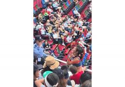 开云体育在线-上海网球大師(shī)赛觀(guān)众高声嘶吼，裁判多次劝阻，保安最终请离