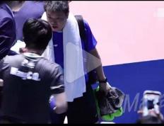 开云体育在线-侯英超被王(wáng)楚欽(qīn)橫(héng)掃(sǎo)后，主動(dòng)找王(wáng)楚欽(qīn)复盘，告知王(wáng)楚欽(qīn)比(bǐ)賽(sài)的不足