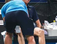 kaiyun-德約(yuē)科維(wéi)奇稳定朝(cháo)第5座大师赛冠军迈进，辛纳因傷(shāng)退出比赛，德約(yuē)无可匹(pǐ)敌