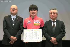 开云体育在线-飘了!东京(jīng)电视台为张本智和举办冠(guān)军表彰(zhāng)会,张本:明年世乒赛夺冠(guān)!