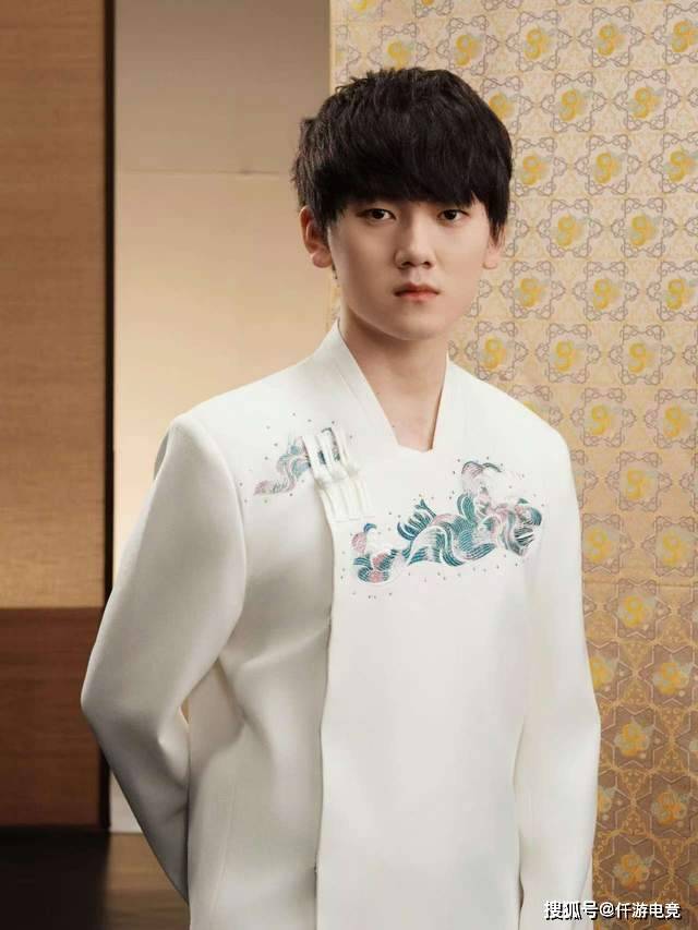 开云-JackeyLove回应退役！《突然的陀(tuó)螺》超《孤泳者(zhě)》突破2300W播放