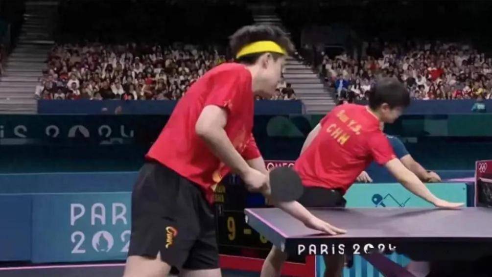 开云下载-乒乓球(qiú)比赛運(yùn)动员为什么要摸球(qiú)台，乒乓球(qiú)運(yùn)动员的“摸桌(zhuō)”玄学：汗水背后的科学博弈与规则挑战