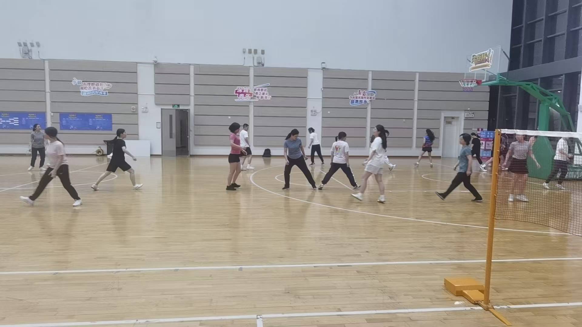 开云下载-【震惊！】深圳这5家羽毛球机构，让你秒(miǎo)变球场高手！