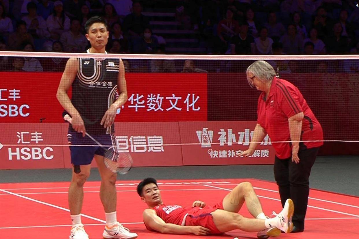 开云体育在线-突发！羽(yǔ)聯(lián)总决賽(sài)李诗沣乘胜追击意外受伤，坐輪(lún)椅離(lí)场中断比(bǐ)賽(sài)！