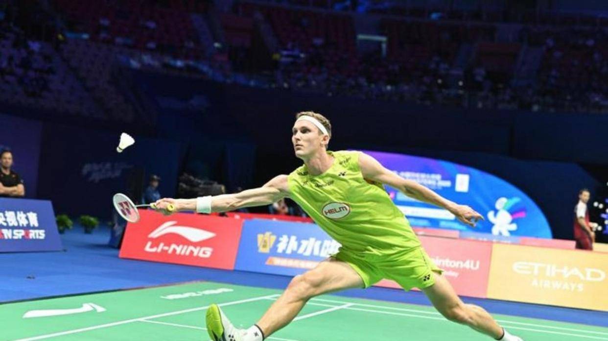 kaiyun-法国羽毛球公开賽(sài)男單(dān)比賽(sài)，安賽(sài)龙对阵马来西亚選(xuǎn)手梁峻豪，比賽(sài)激烈精彩，安賽(sài)龙展现出强大(dà)实力和冷静应对能力