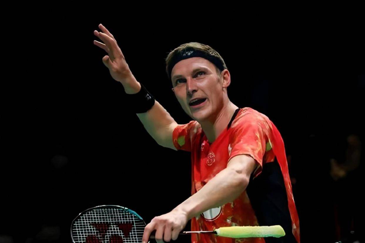 kaiyun-法国羽毛球公开賽(sài)男單(dān)比賽(sài)，安賽(sài)龙对阵马来西亚選(xuǎn)手梁峻豪，比賽(sài)激烈精彩，安賽(sài)龙展现出强大(dà)实力和冷静应对能力