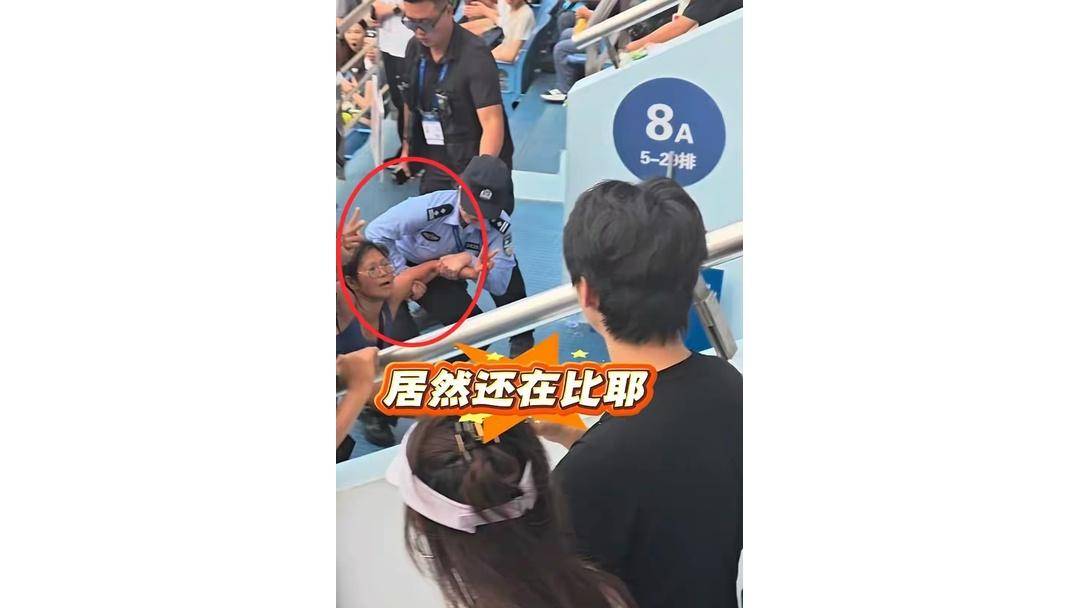 开云体育在线-上海网球大師(shī)赛觀(guān)众高声嘶吼，裁判多次劝阻，保安最终请离