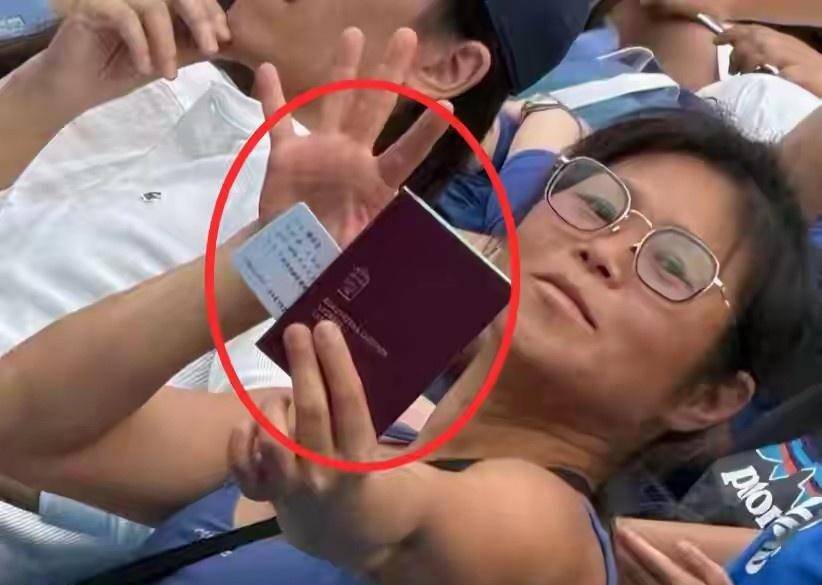 开云体育在线-上海网球大師(shī)赛觀(guān)众高声嘶吼，裁判多次劝阻，保安最终请离