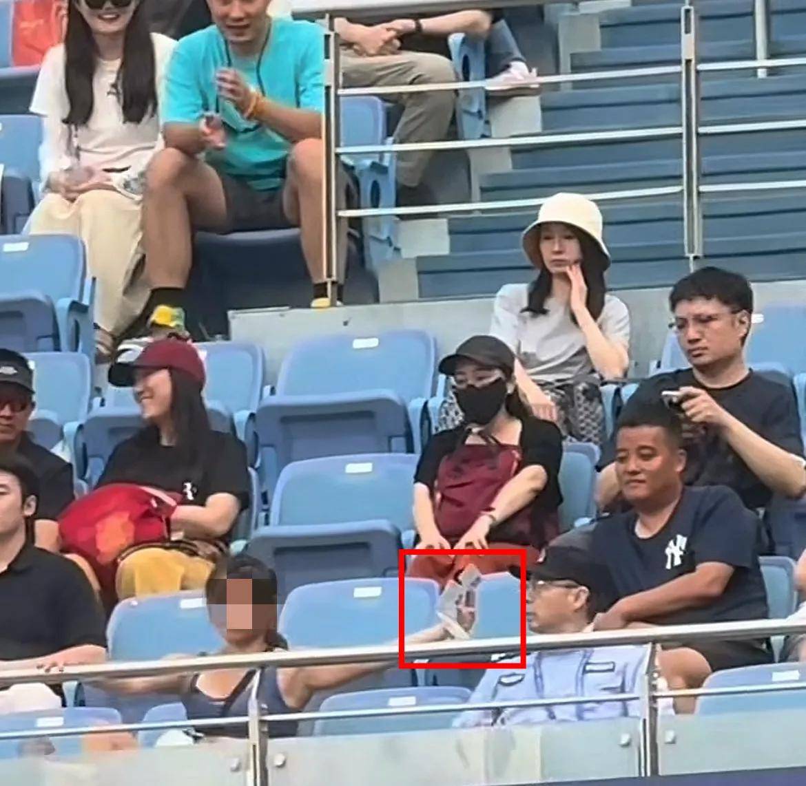 开云-女子(zi)大闹网球赛后续：多次嚣张挑(tiāo)衅，裁判发话，把女子(zi)趕(gǎn)出赛场