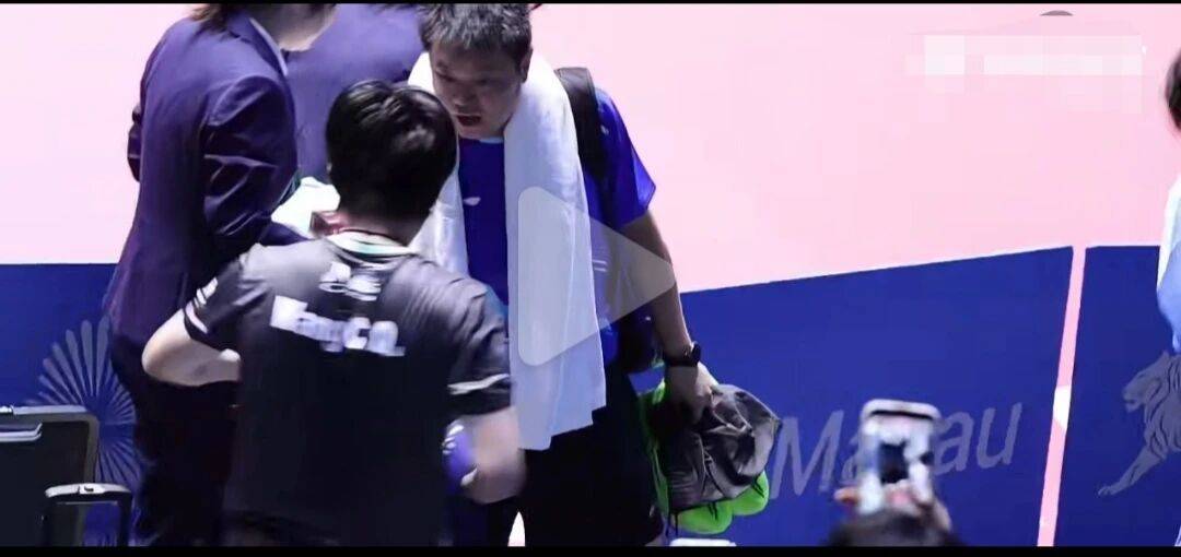 开云体育在线-侯英超被王(wáng)楚欽(qīn)橫(héng)掃(sǎo)后，主動(dòng)找王(wáng)楚欽(qīn)复盘，告知王(wáng)楚欽(qīn)比(bǐ)賽(sài)的不足
