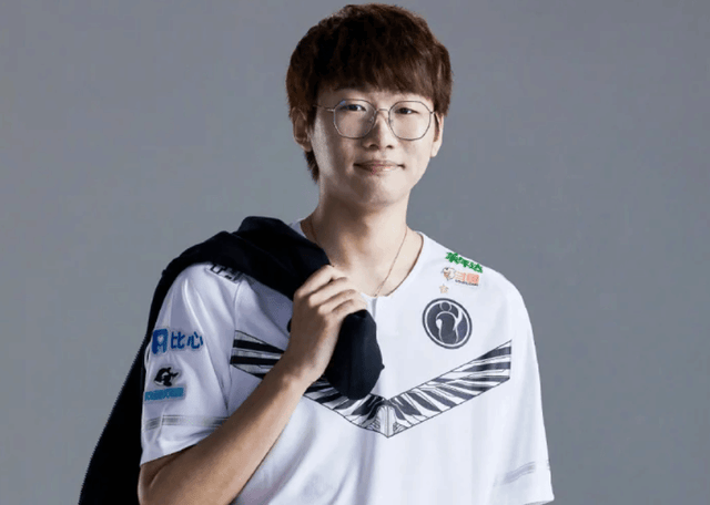 开云平台-电竞圈現(xiàn) “浴(yù)室五杀”！Ning 王(wáng)洗澡(zǎo)滑(huá)倒伤手臂(bì)，解说杯訓(xùn)练賽(sài)泡湯(tāng)